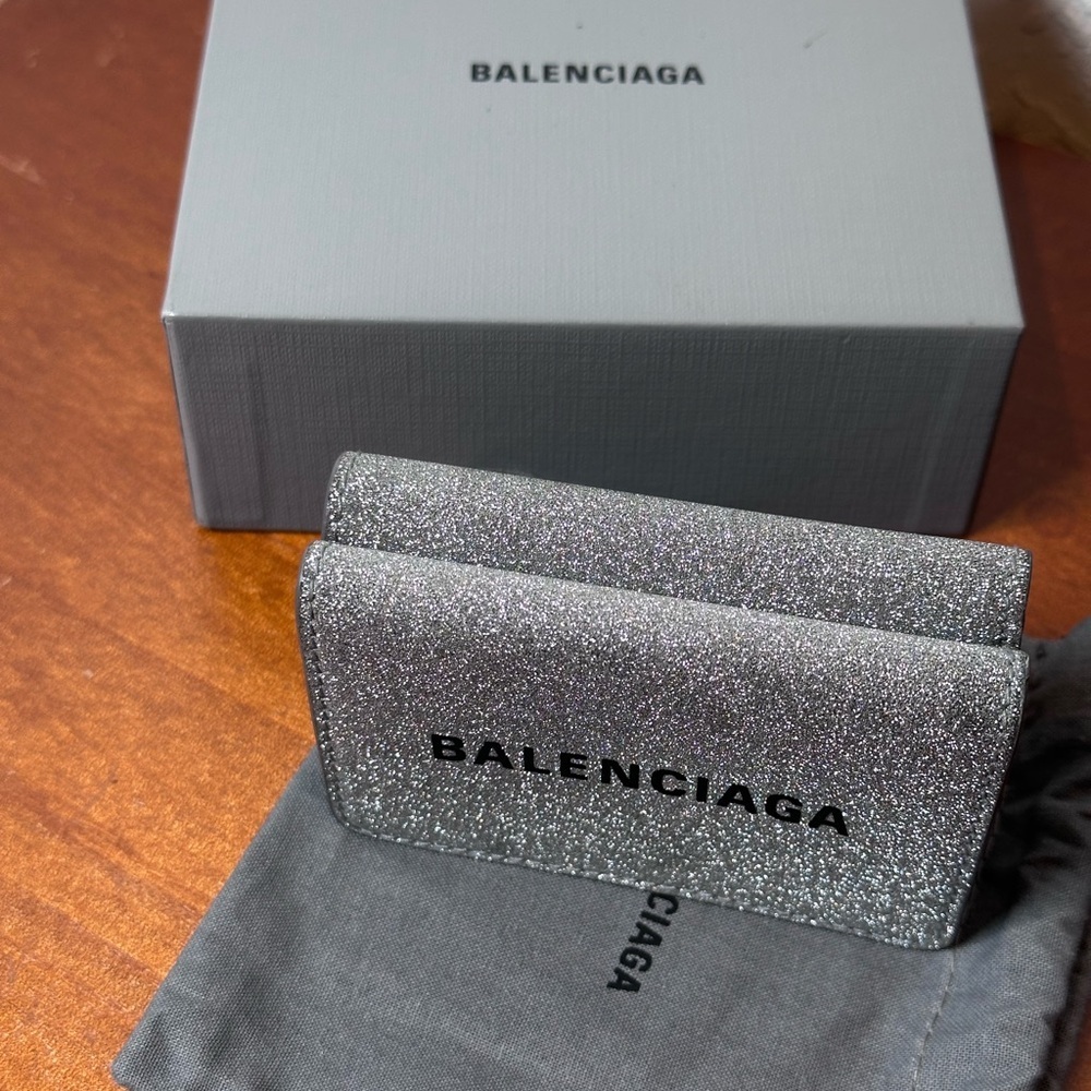 Balenciaga 551921 Metallic Silver Glitter
Everyday Mini Bifold Wallet - Picture 10 of 11